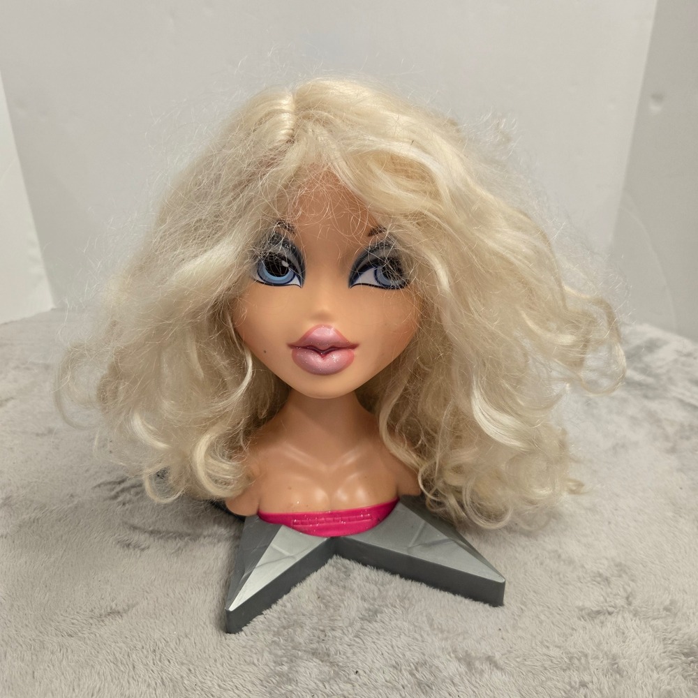Vintage 2002 MGA Bratz Cloe Styling Head Blonde Hair Blue Eyes Star Base 9.5"